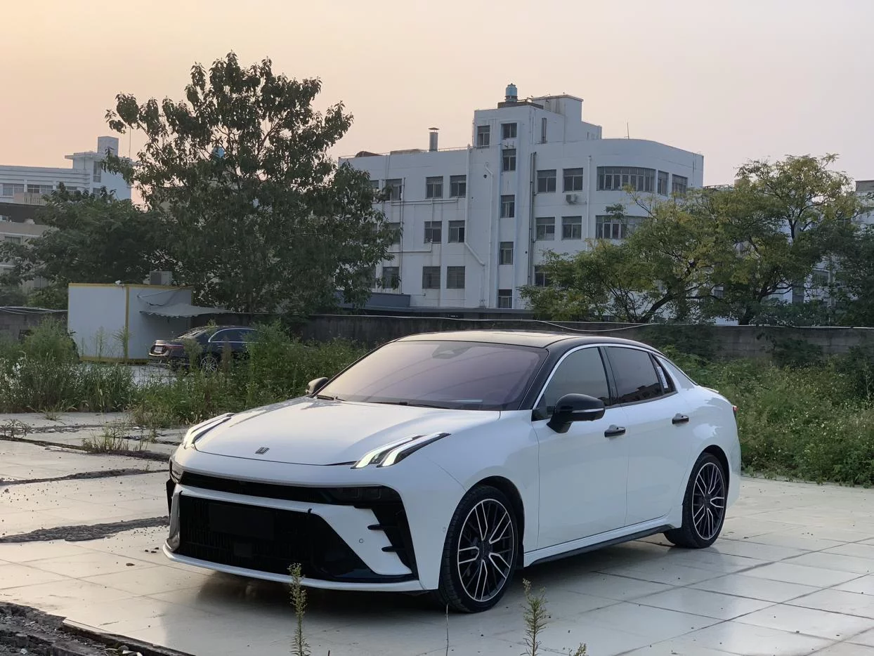 Lynk & Co 03