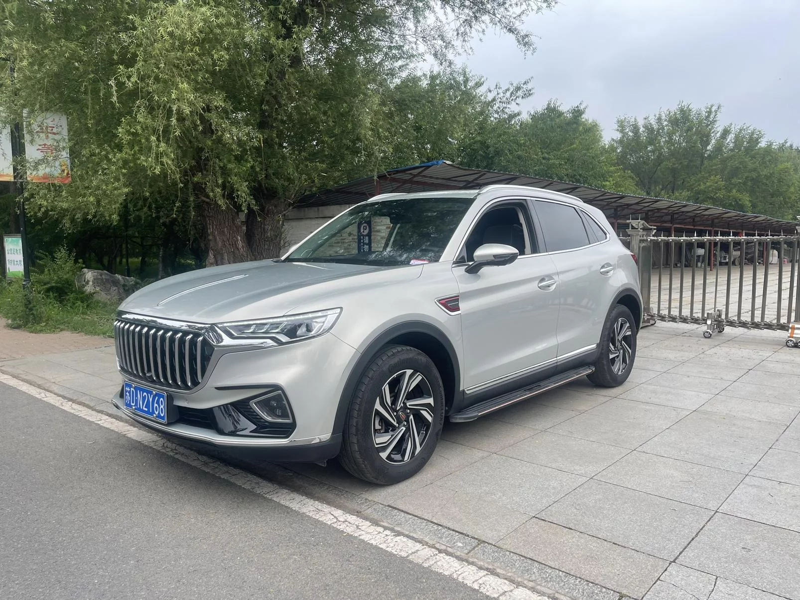 Hongqi HS5