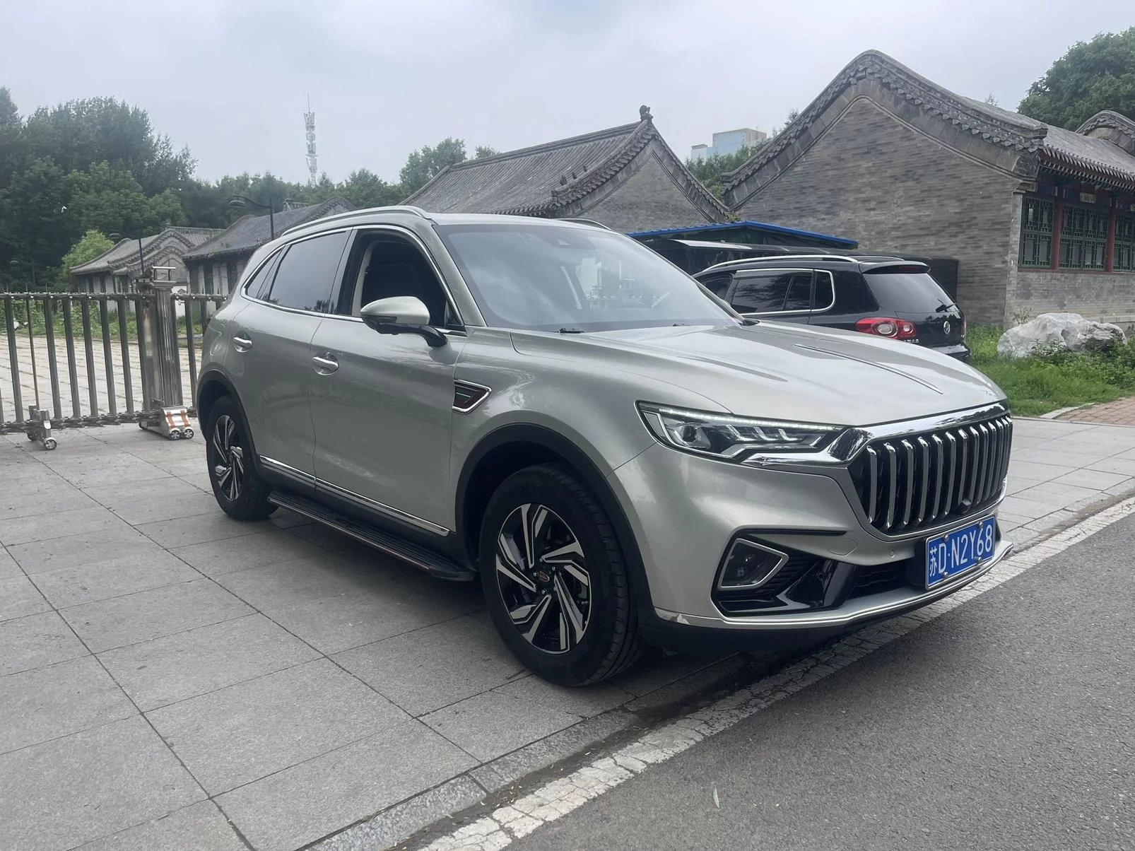Hongqi HS5