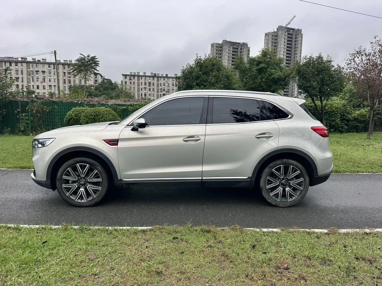 Hongqi HS5