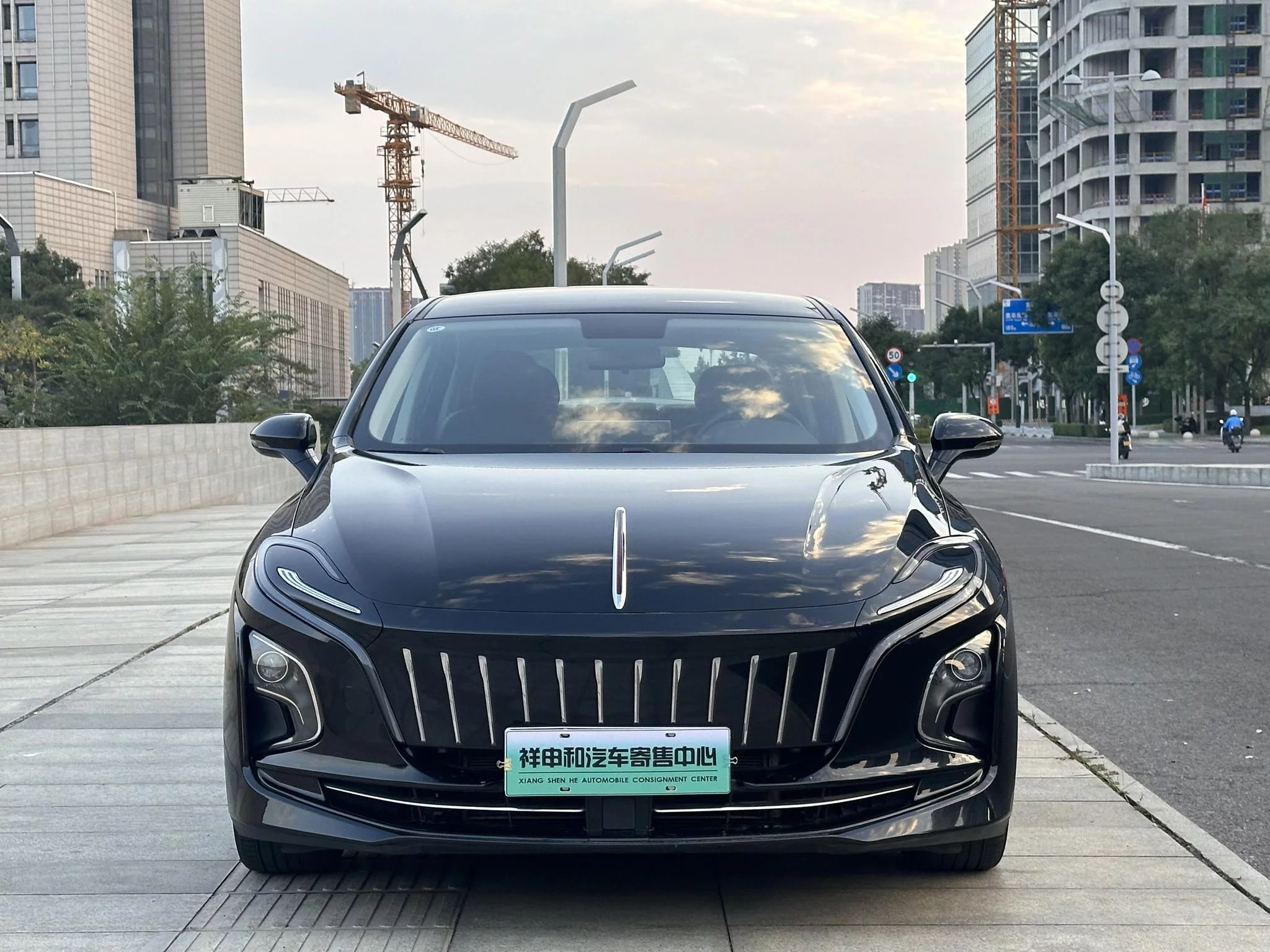 Hongqi E-QM5