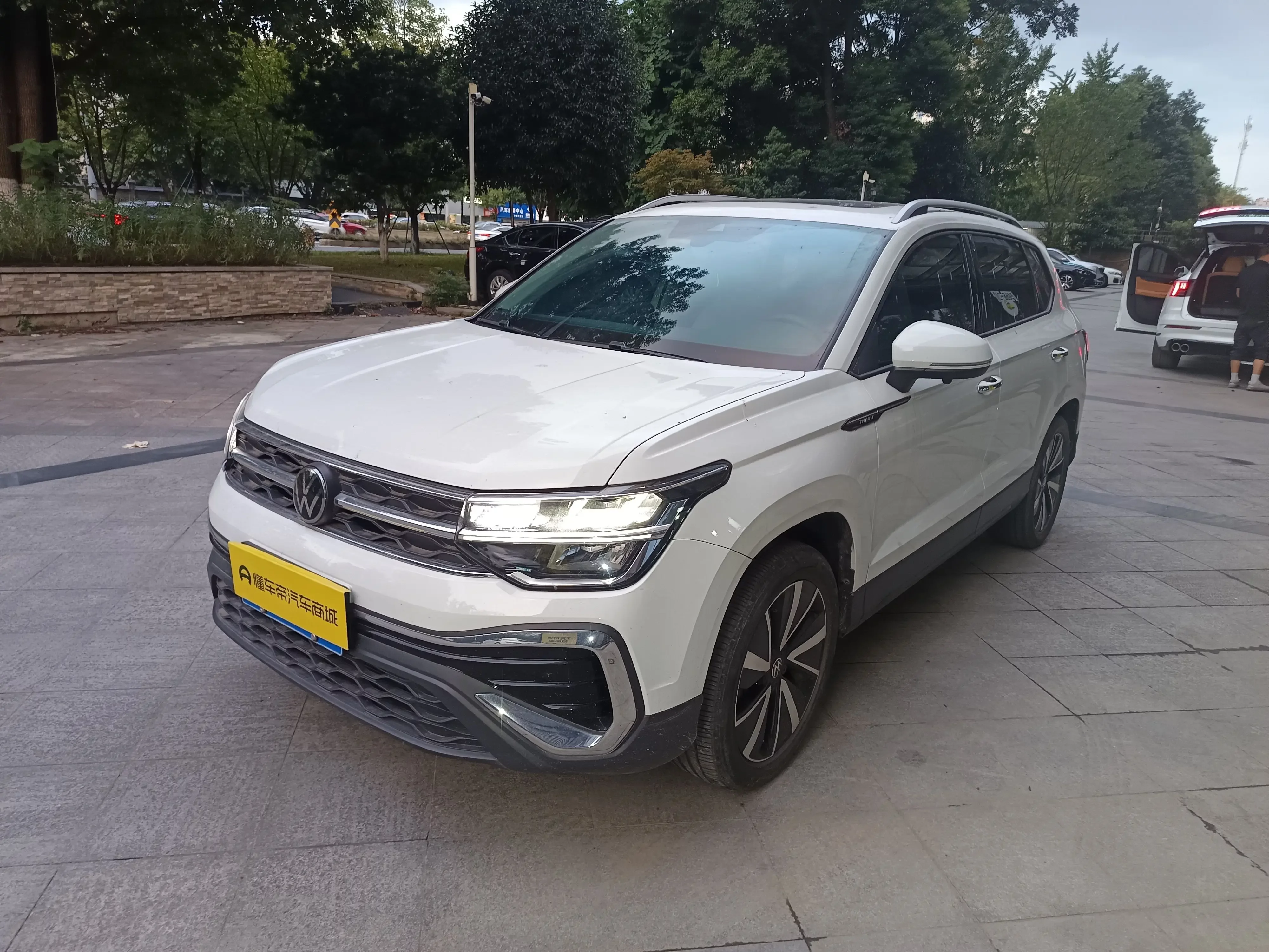 VOLKSWAGEN THARU