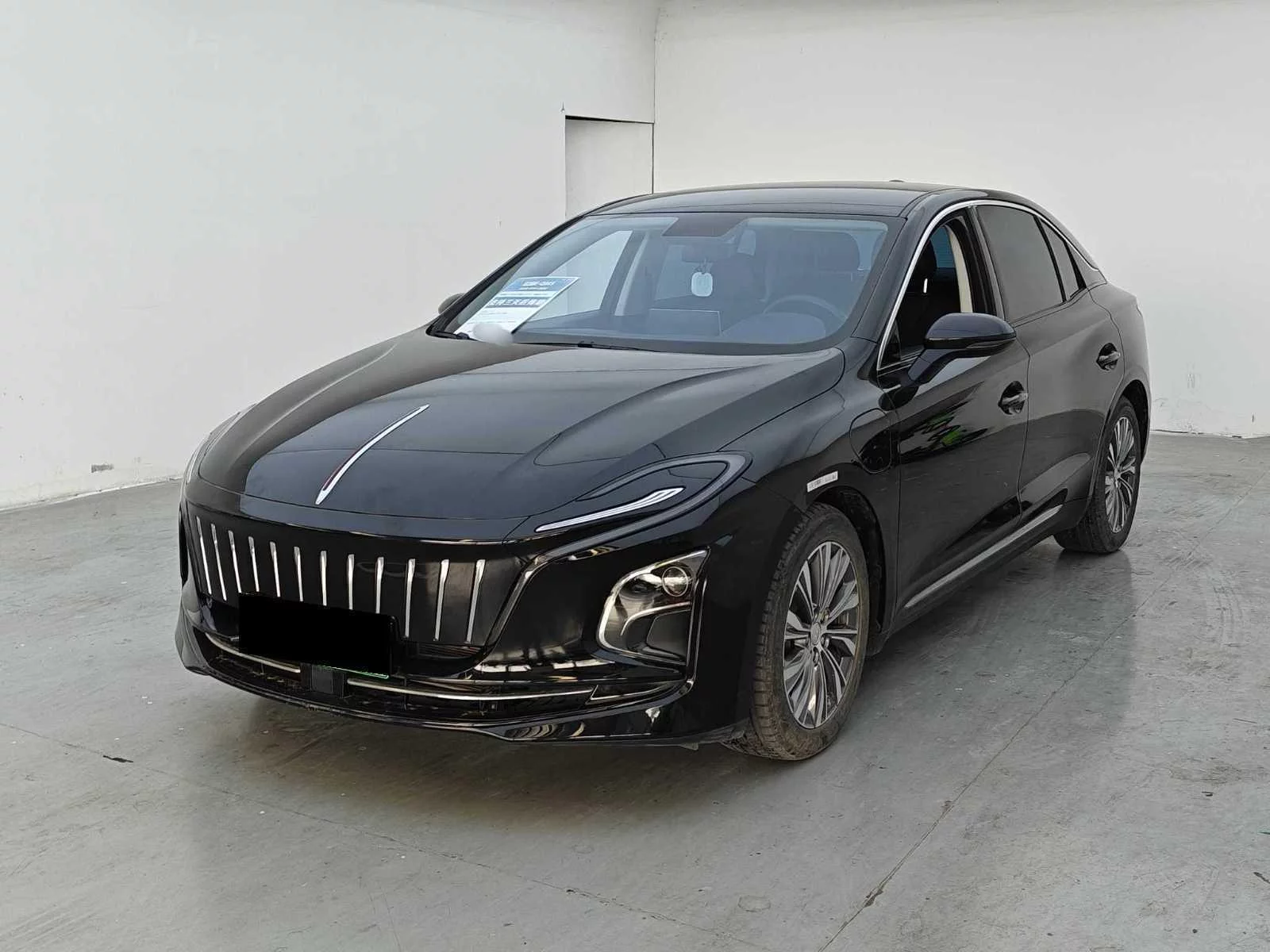 Hongqi E-QM5