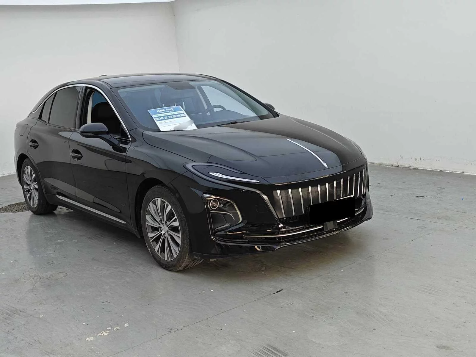 Hongqi E-QM5