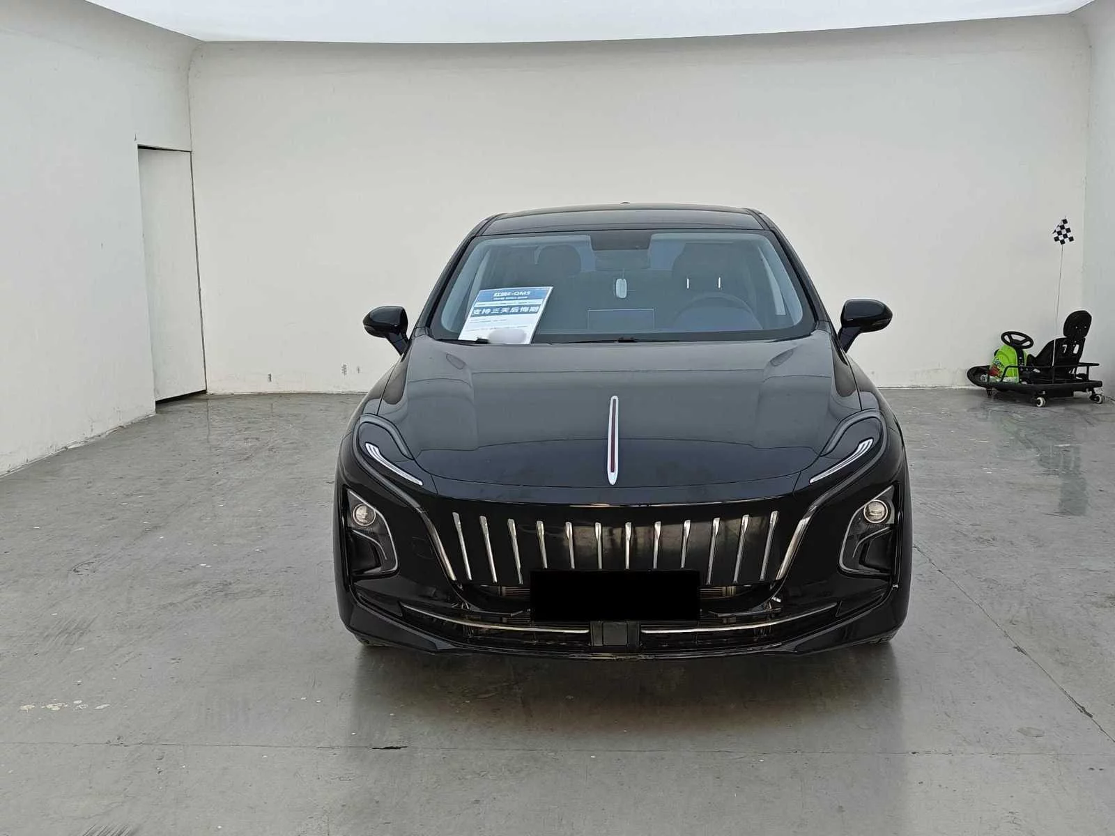 Hongqi E-QM5