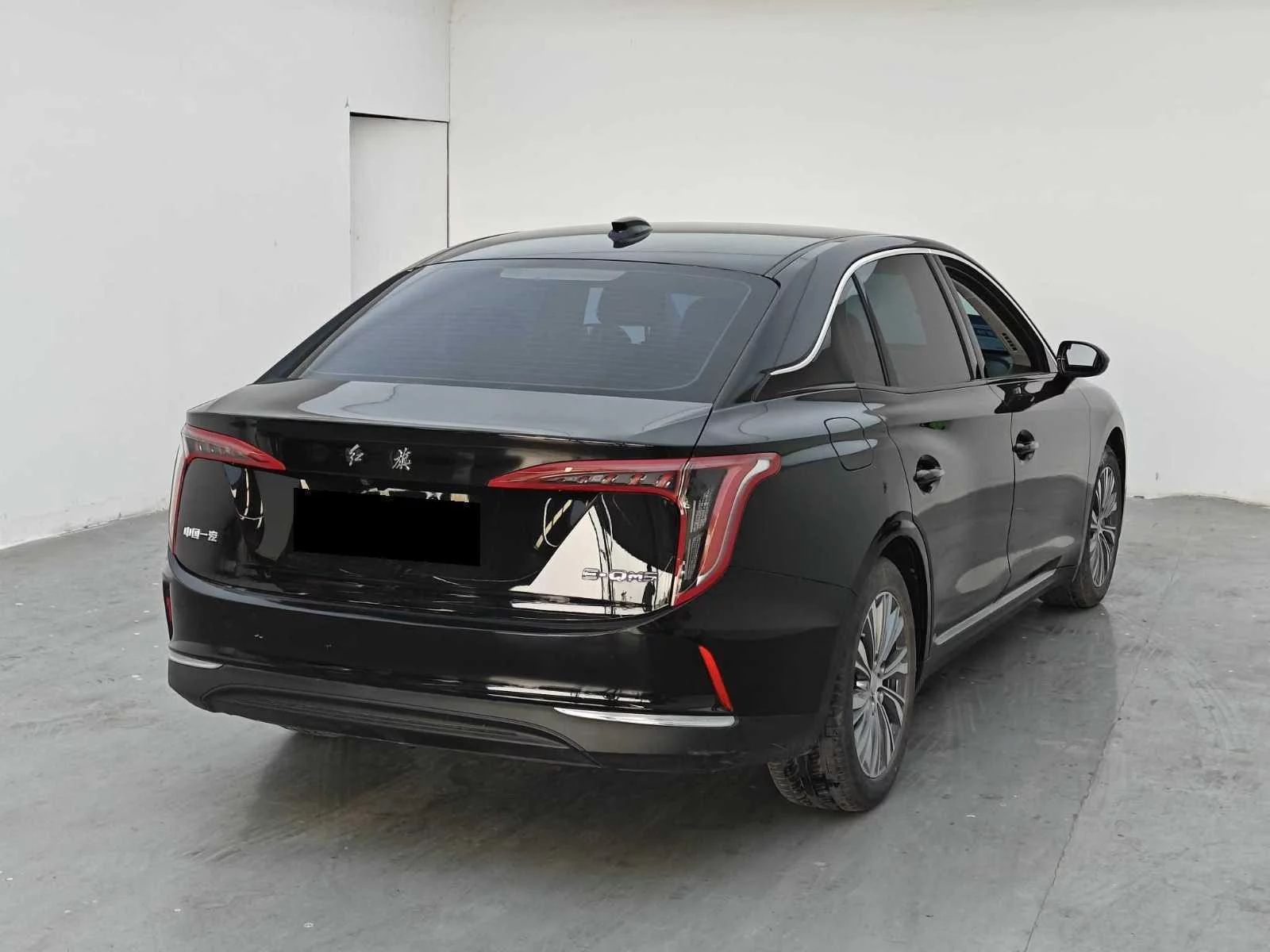 Hongqi E-QM5