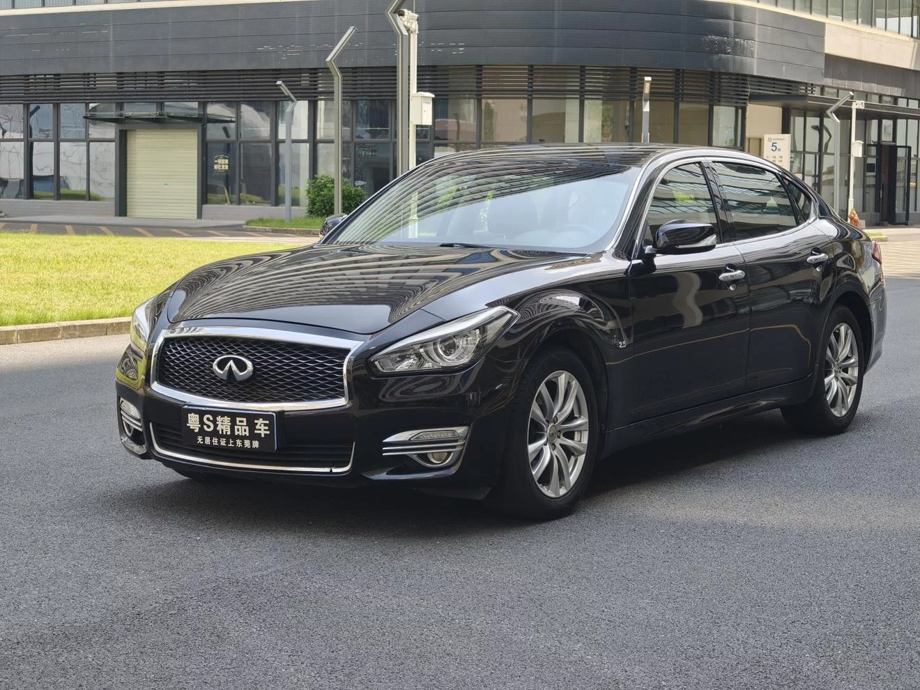 Infiniti Q70
