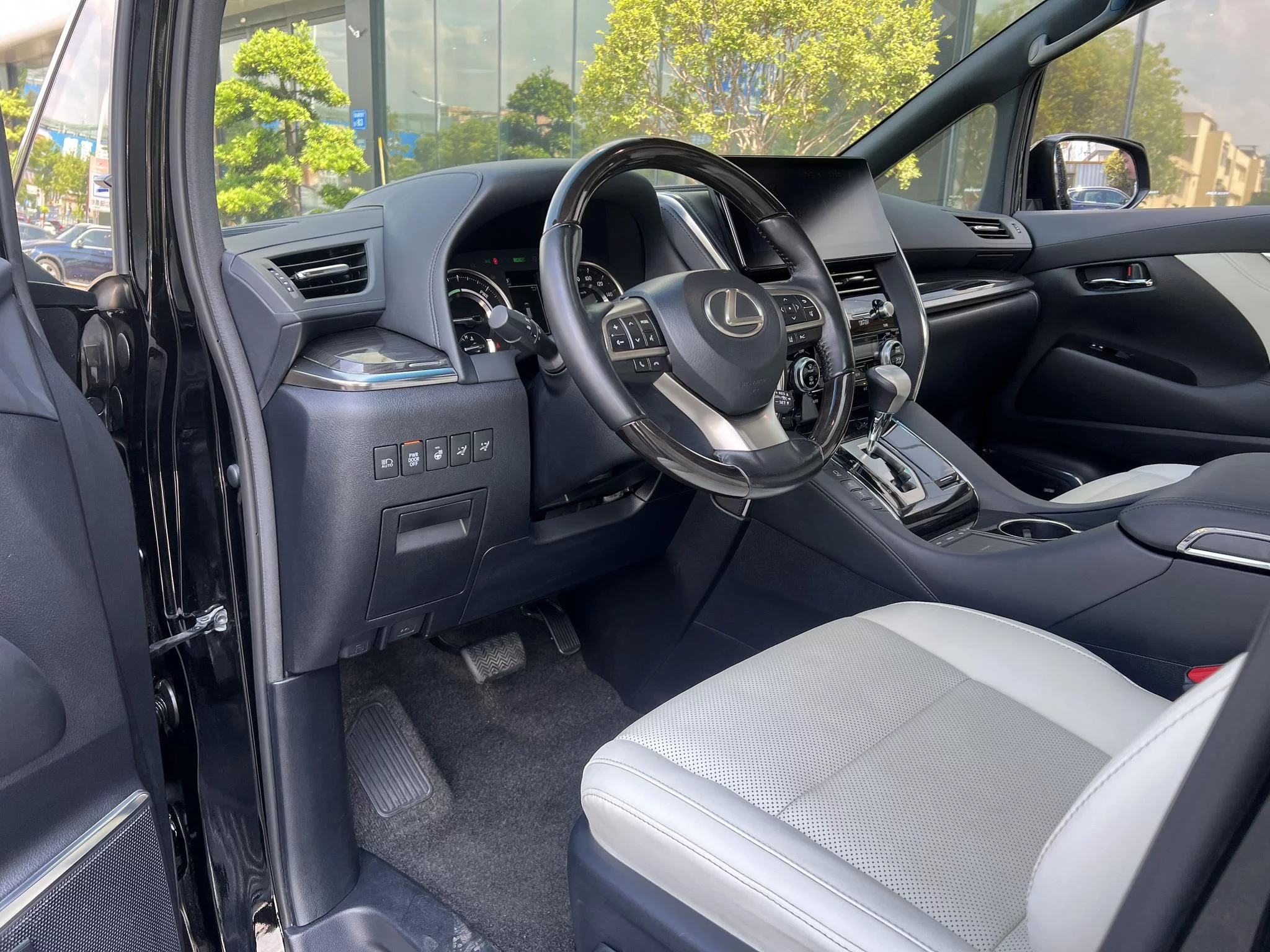 Lexus LM