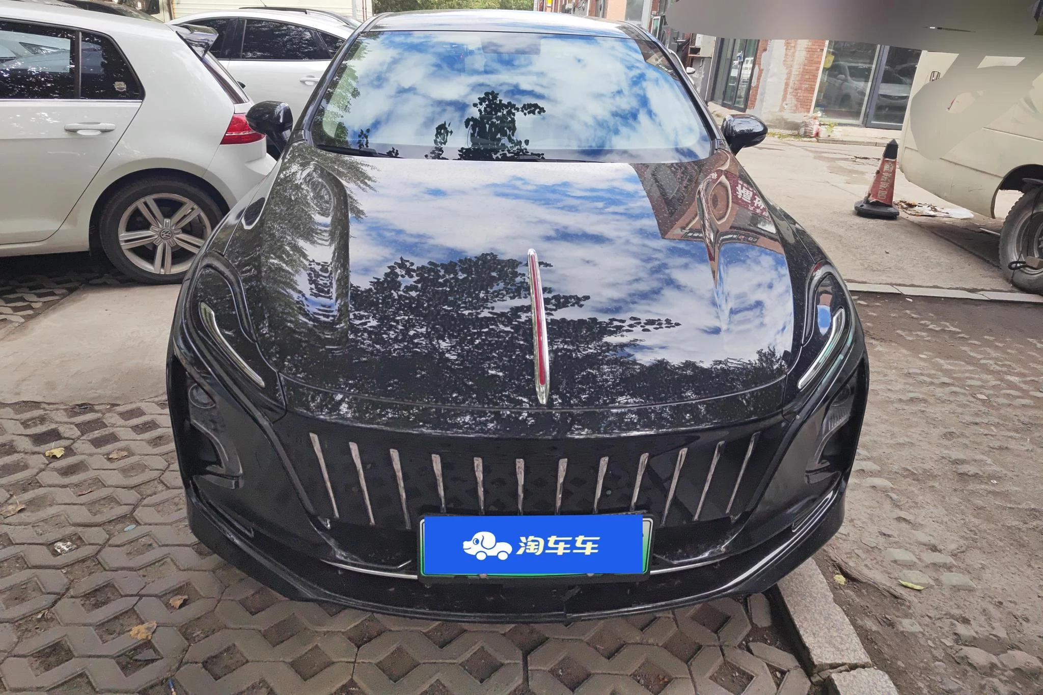 Hongqi E-QM5