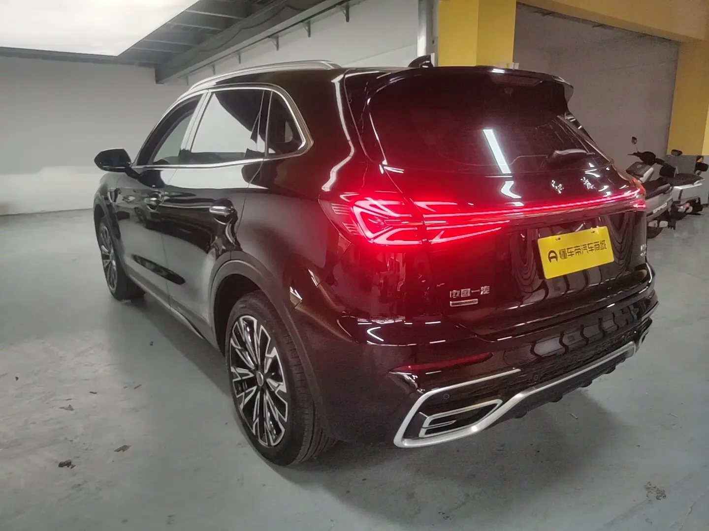 Hongqi HS5