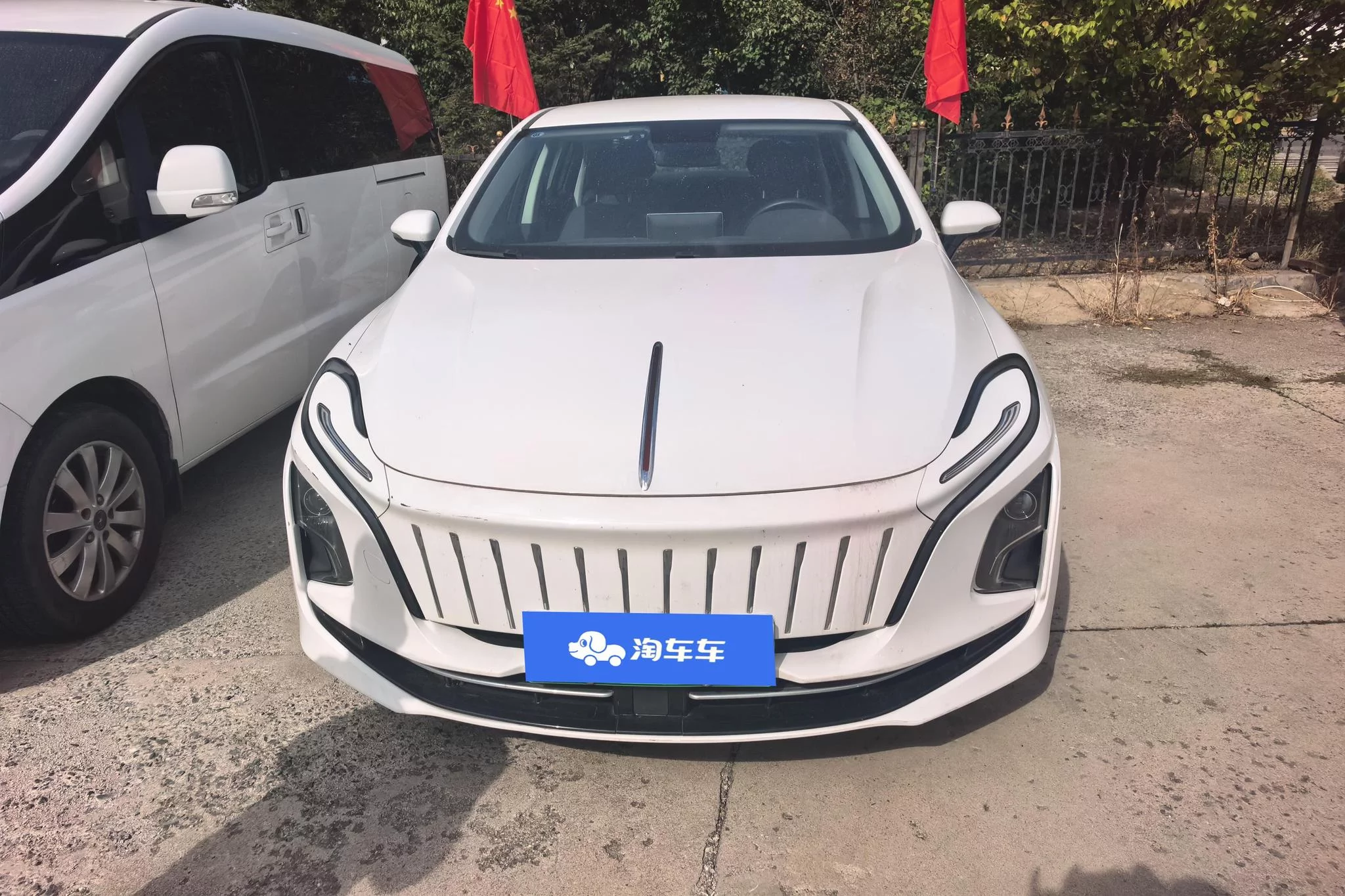 Hongqi E-QM5
