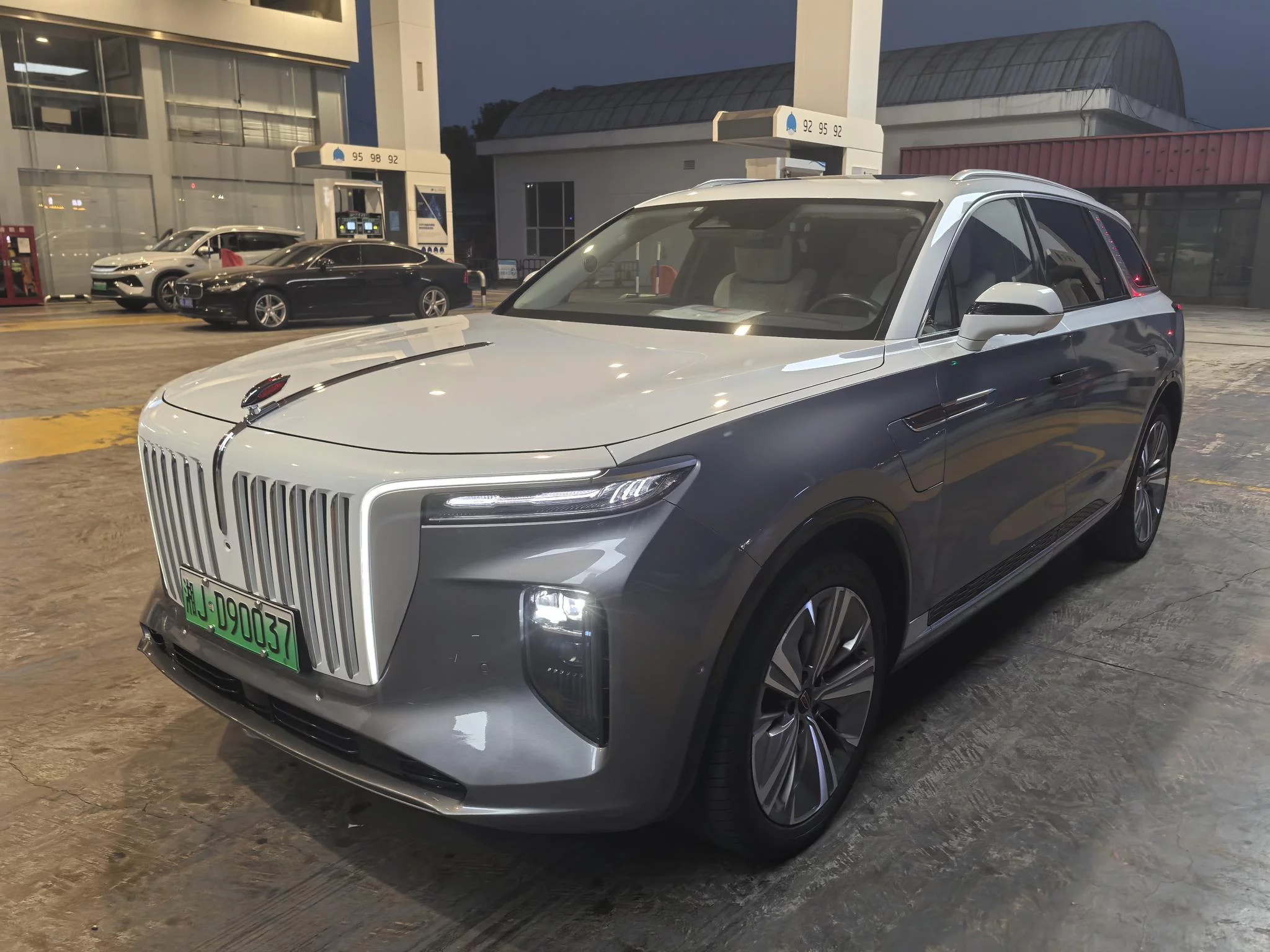Hongqi E-HS9