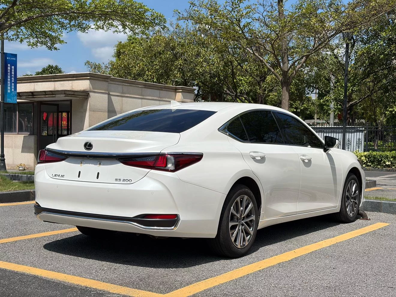 Lexus ES