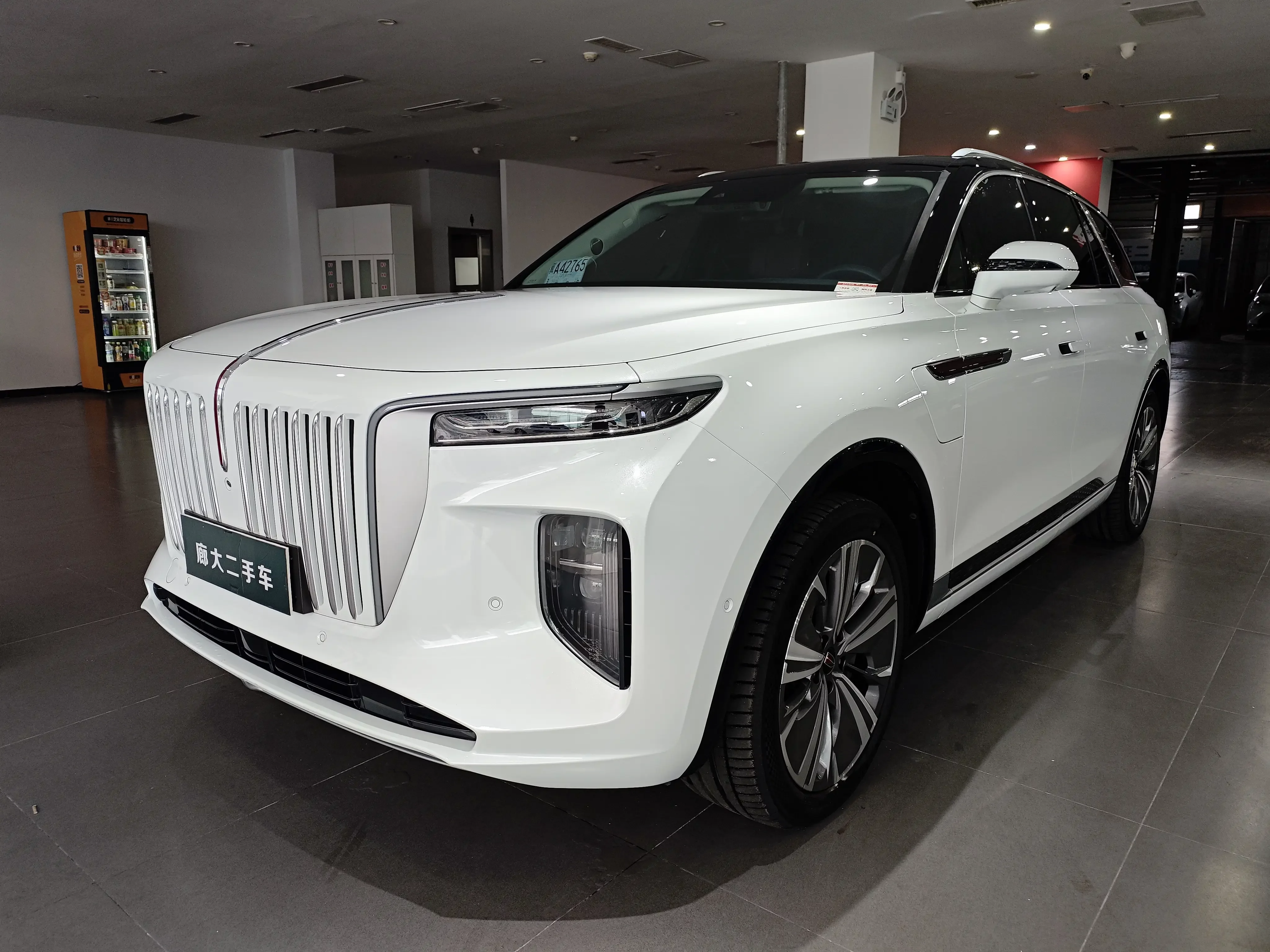 Hongqi E-HS9