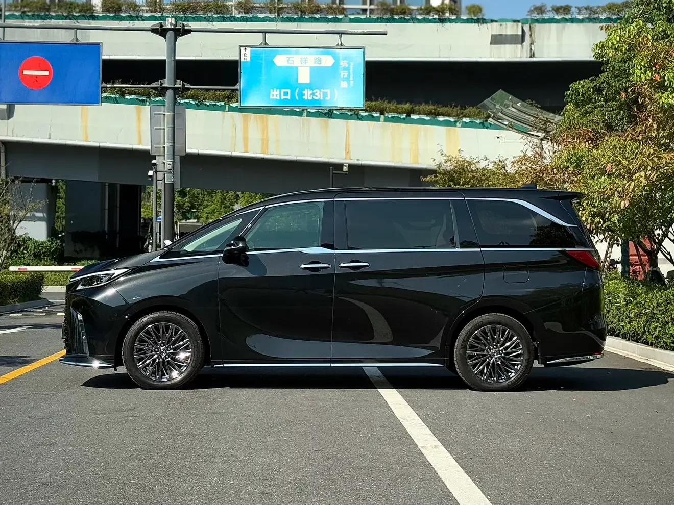 Lexus LM