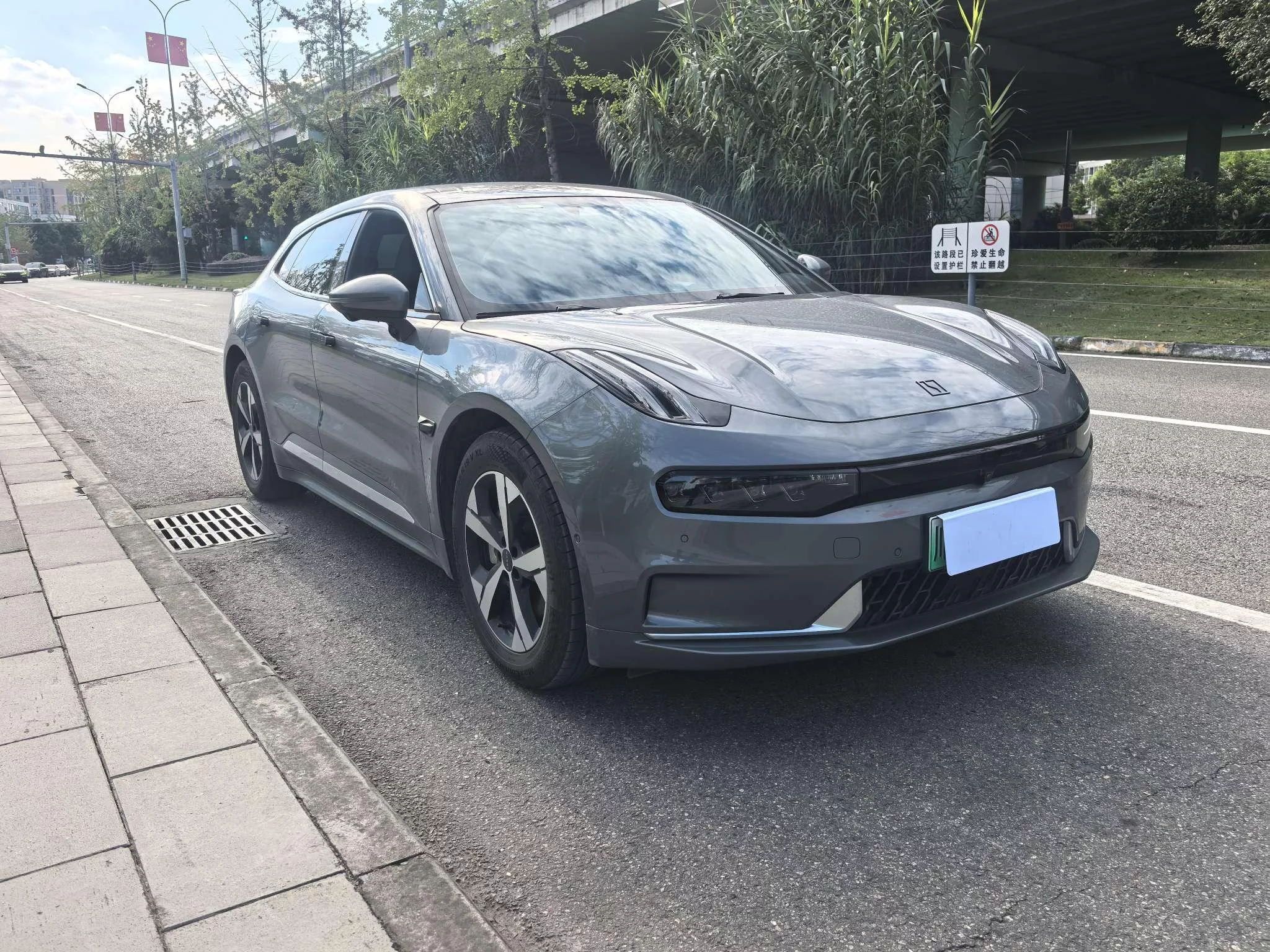 ZEEKR 001