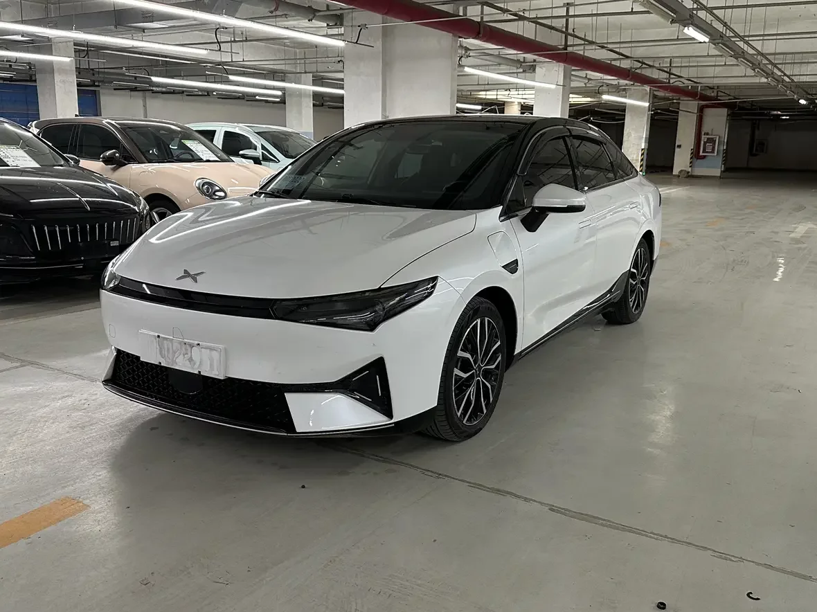 XPeng P5  из Китая