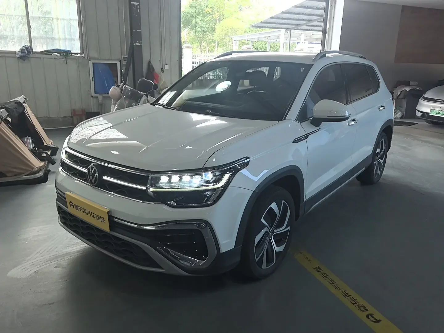 VOLKSWAGEN THARU