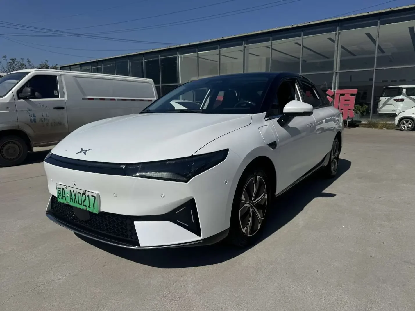 XPeng P5  из Китая