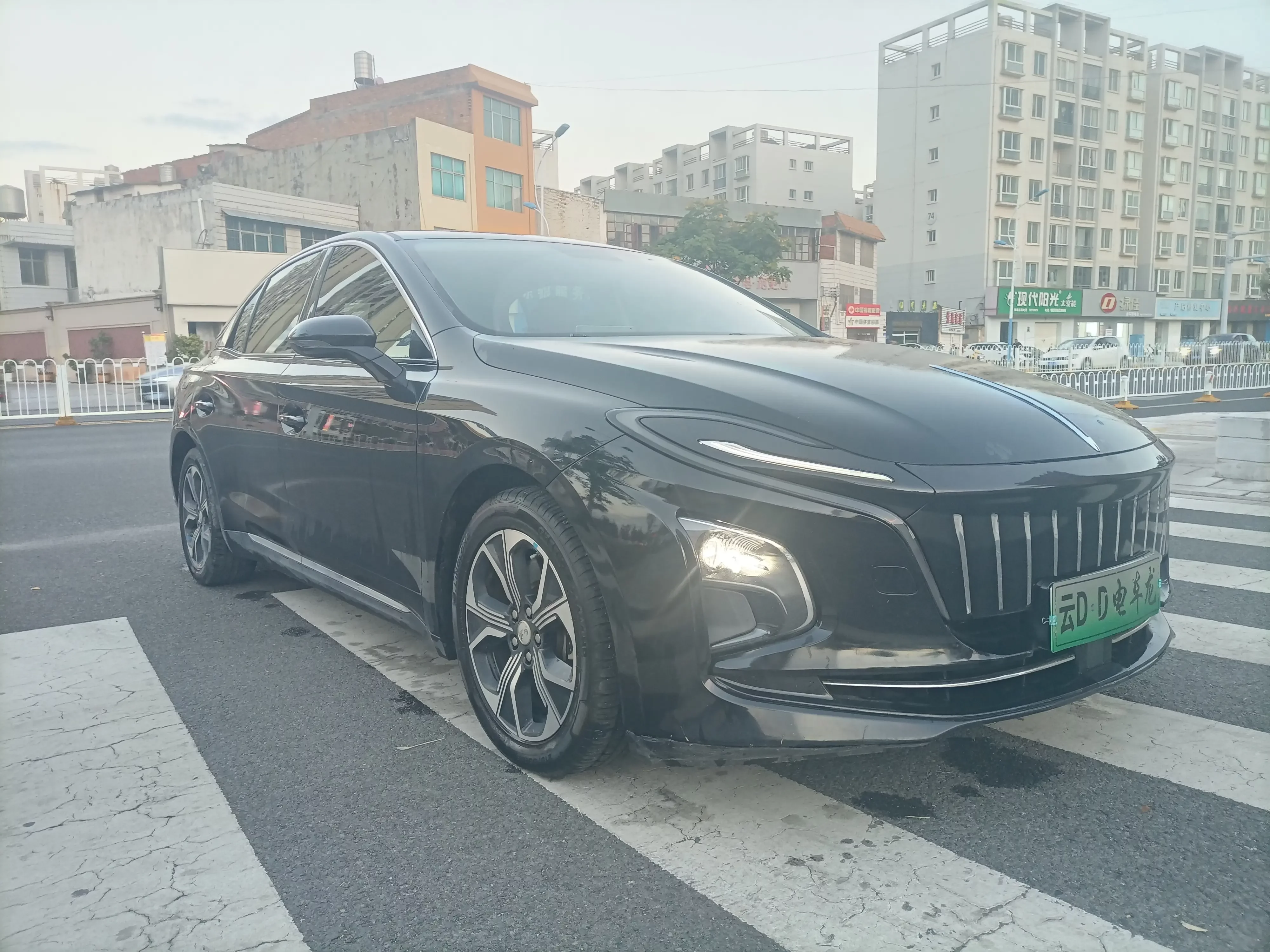 Hongqi E-QM5  из Китая