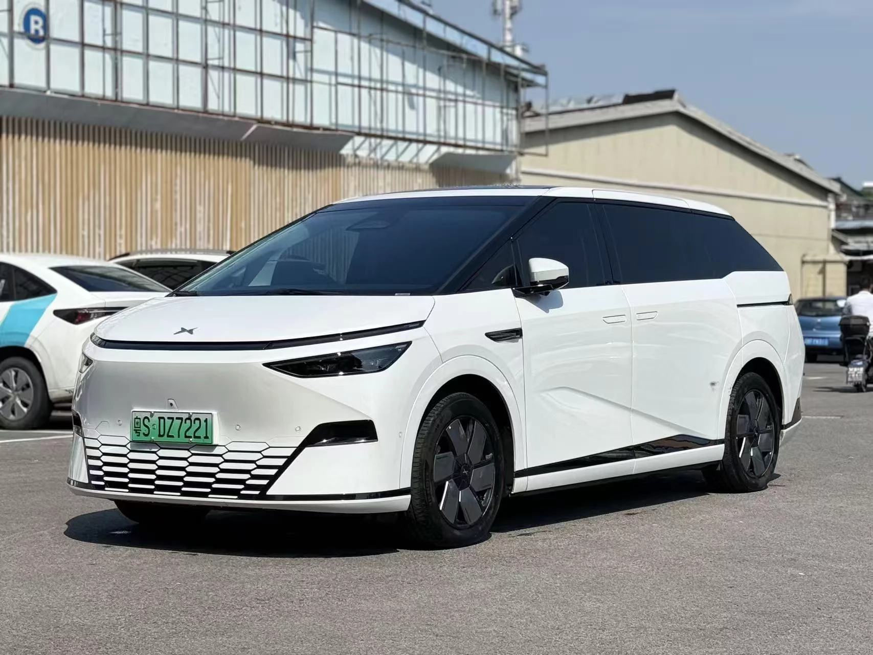 XPeng X9  из Китая