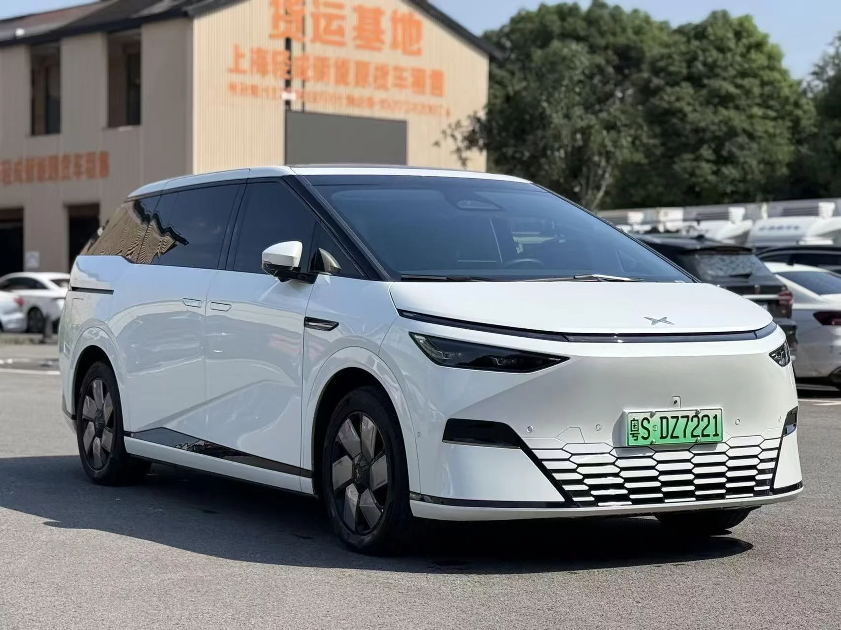 XPeng X9  из Китая
