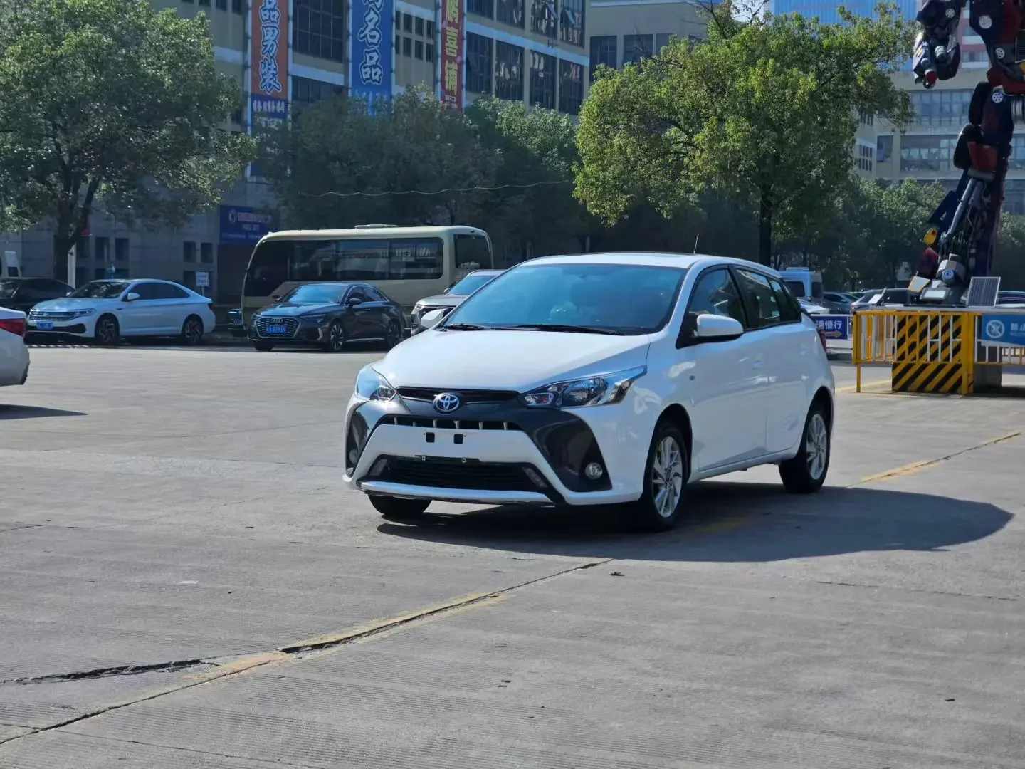 Toyota Yaris L  из Китая