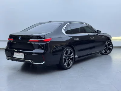 BMW i7