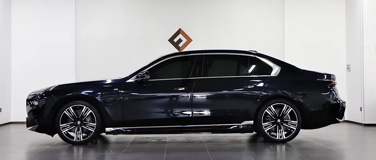 BMW i7
