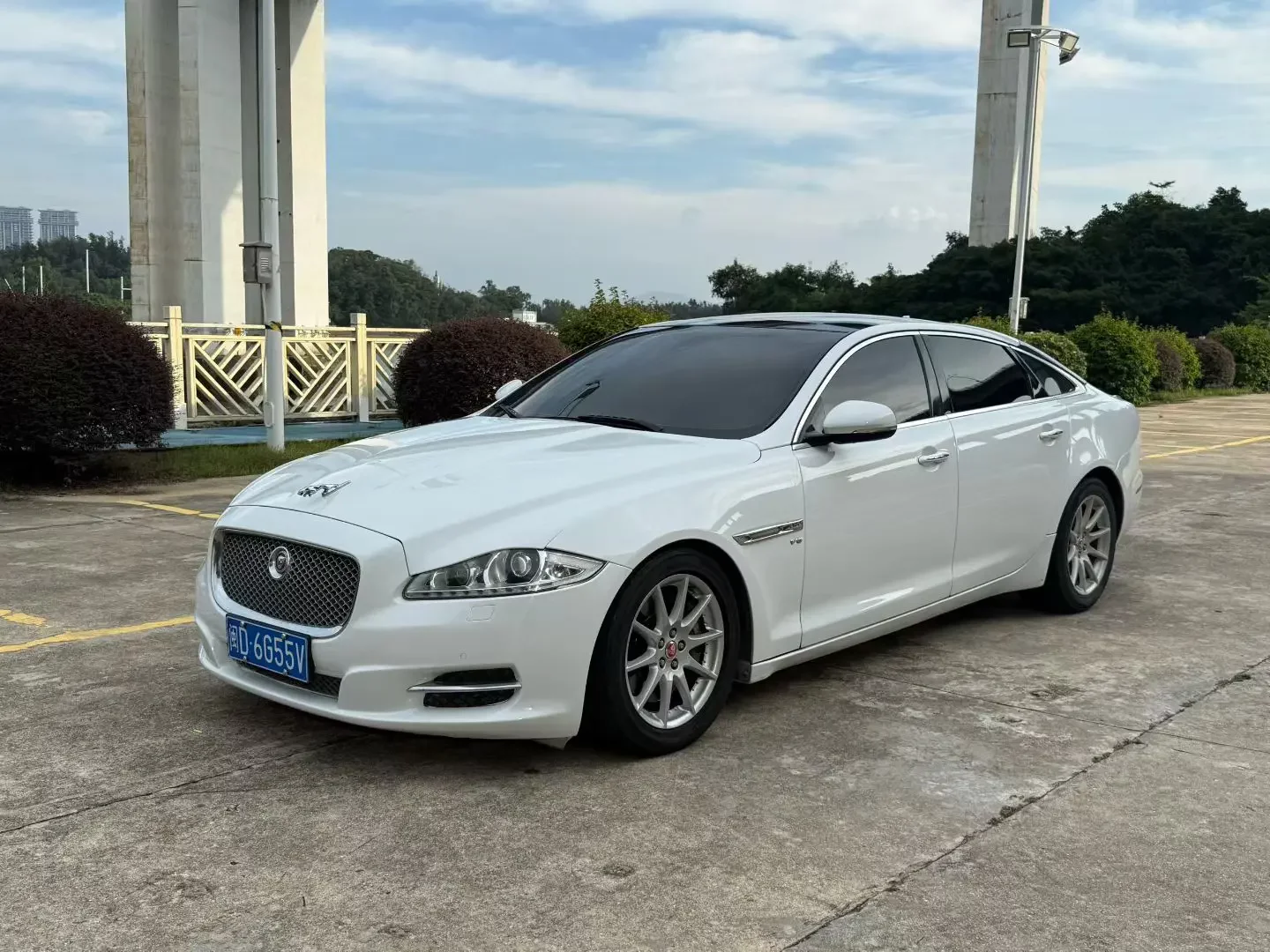 Jaguar XJ