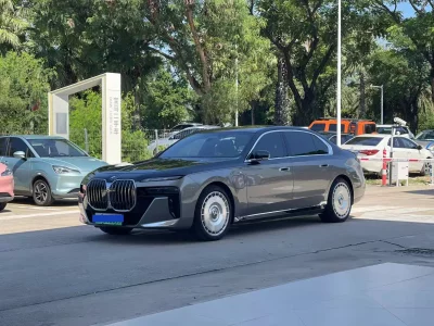 BMW i7