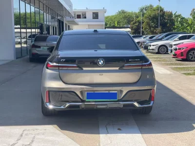 BMW i7