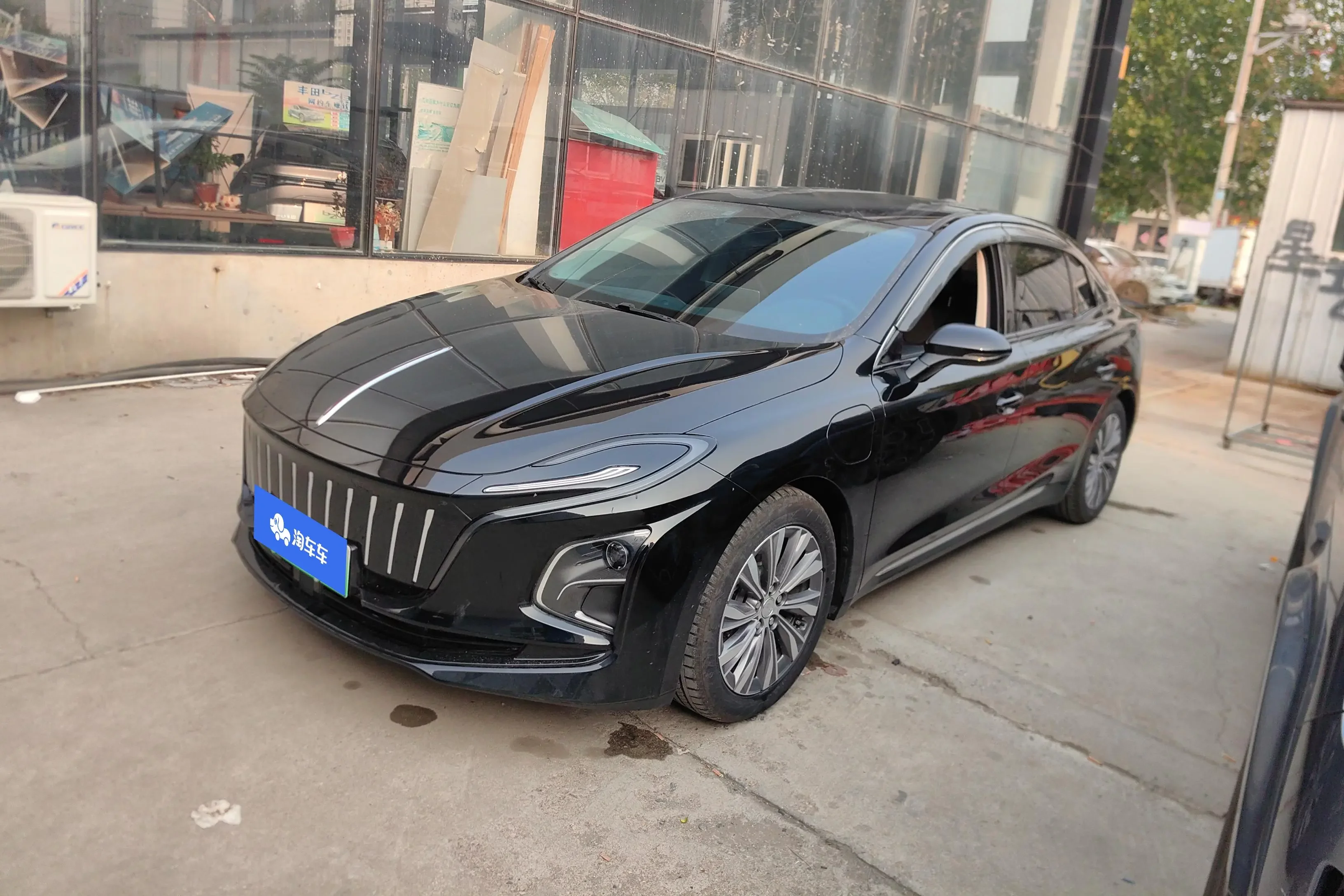 Hongqi E-QM5