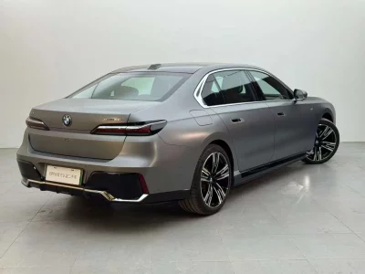 BMW i7