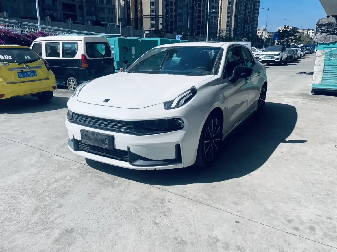 Lynk & Co 03