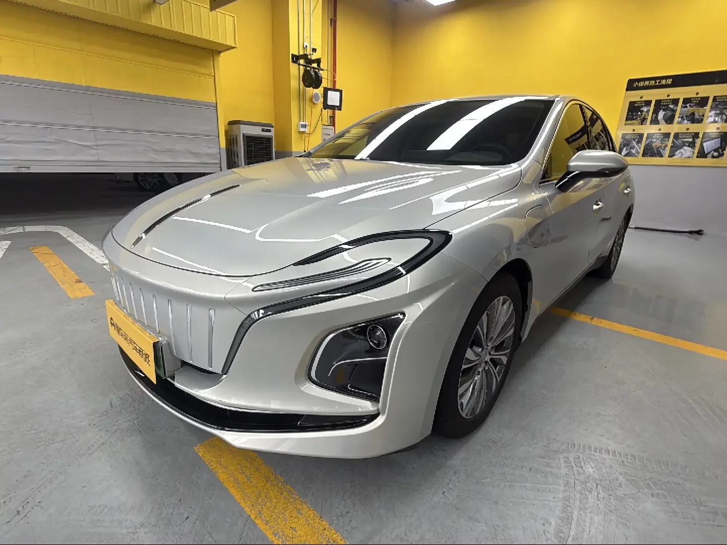 Hongqi E-QM5
