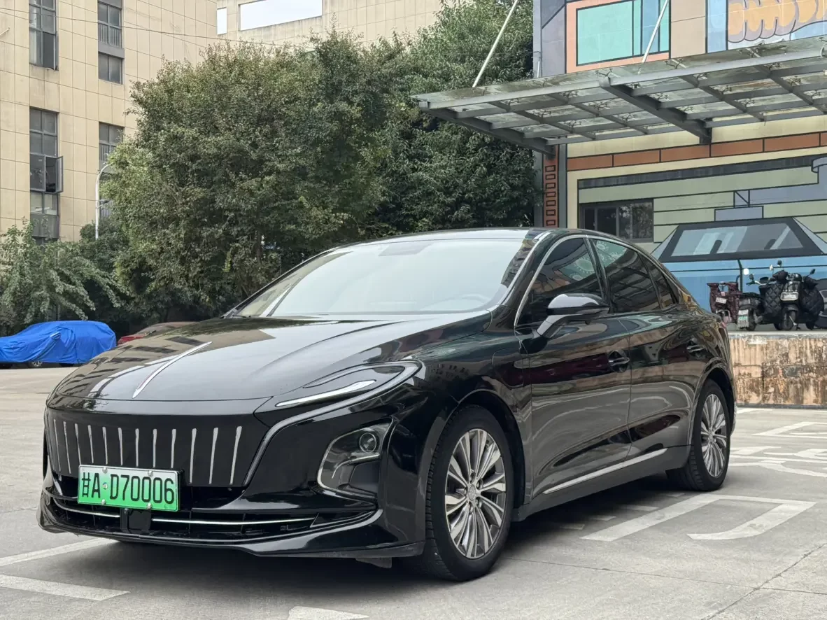 Hongqi E-QM5