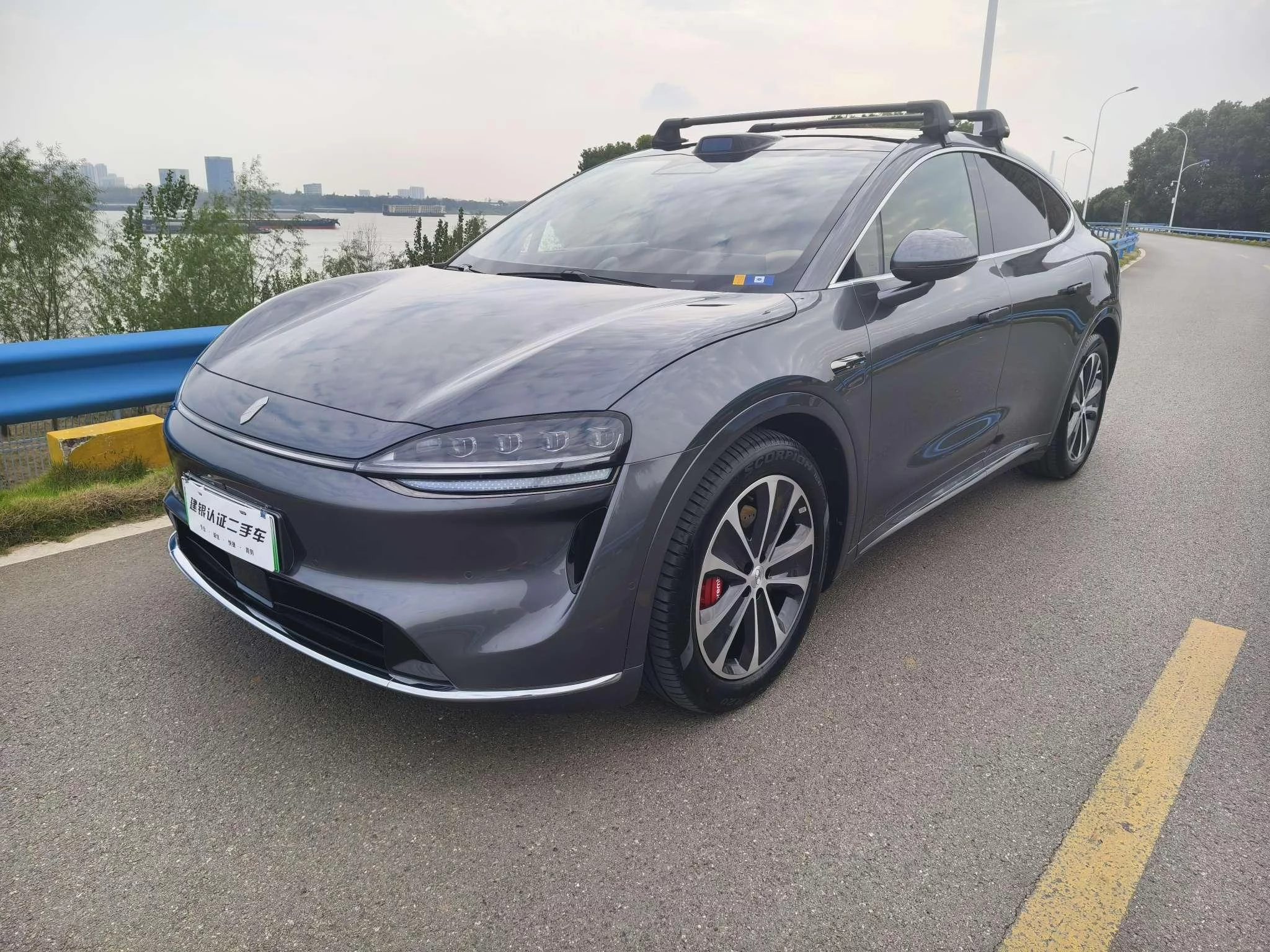 Luxeed Zhijie R7