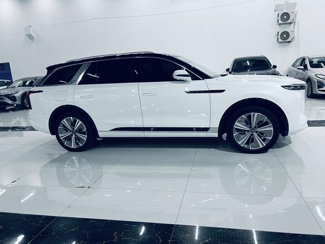 Hongqi E-HS9