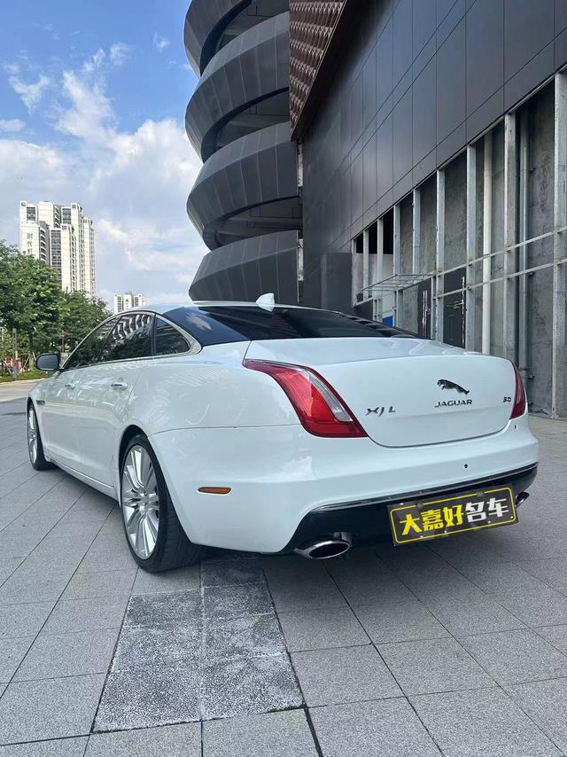 Jaguar XJ