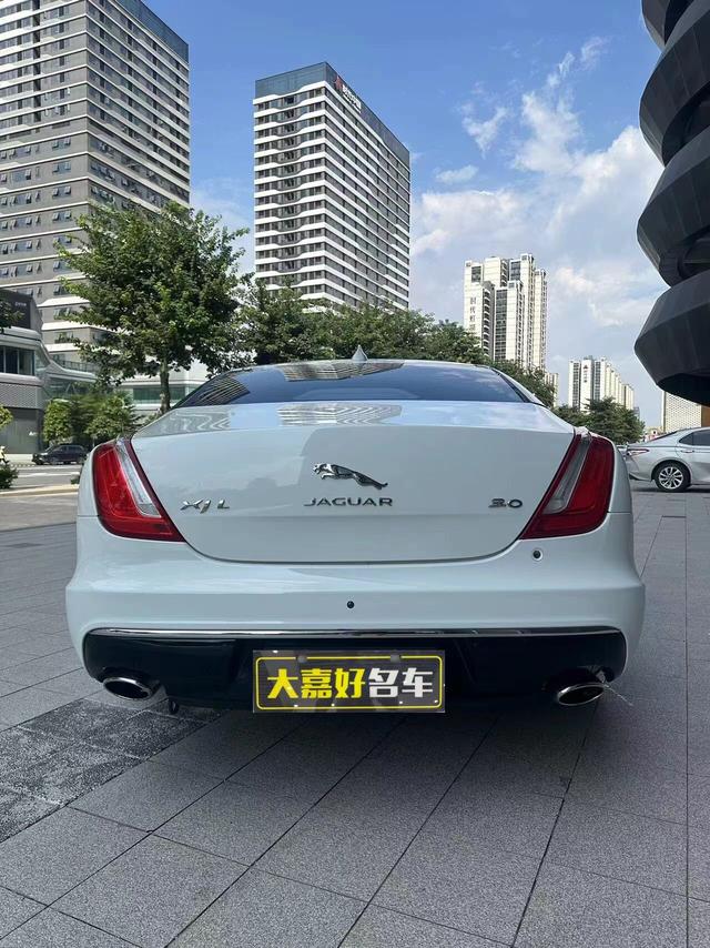 Jaguar XJ