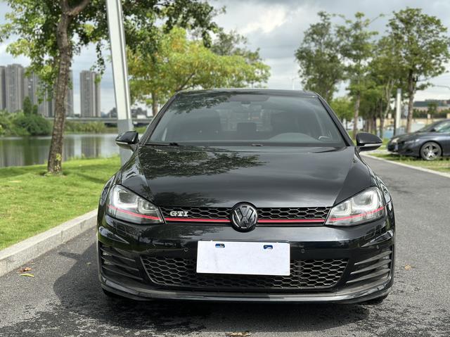 Volkswagen Golf GTI