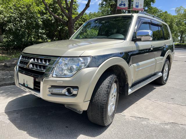 Mitsubishi Pajero (imported)