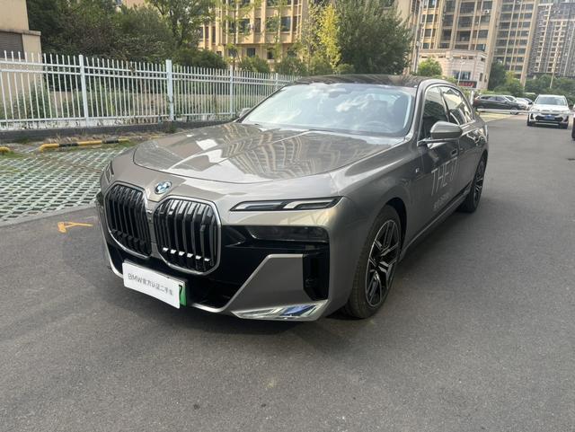 BMW i7