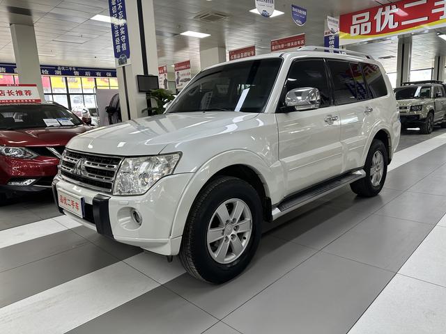 Mitsubishi Pajero (imported)