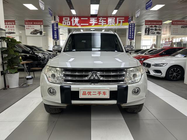 Mitsubishi Pajero (imported)