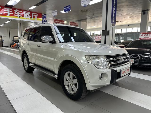 Mitsubishi Pajero (imported)