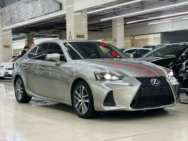 Lexus IS