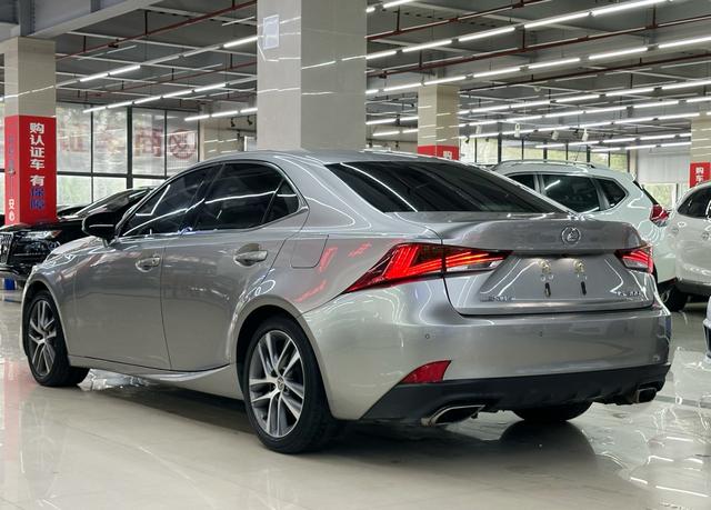 Lexus IS