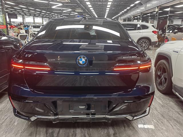 BMW i7